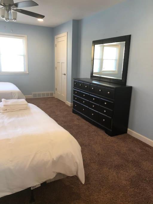 Entire Apartment Close To Downtown - 2 Queen Beds Springfield Zewnętrze zdjęcie
